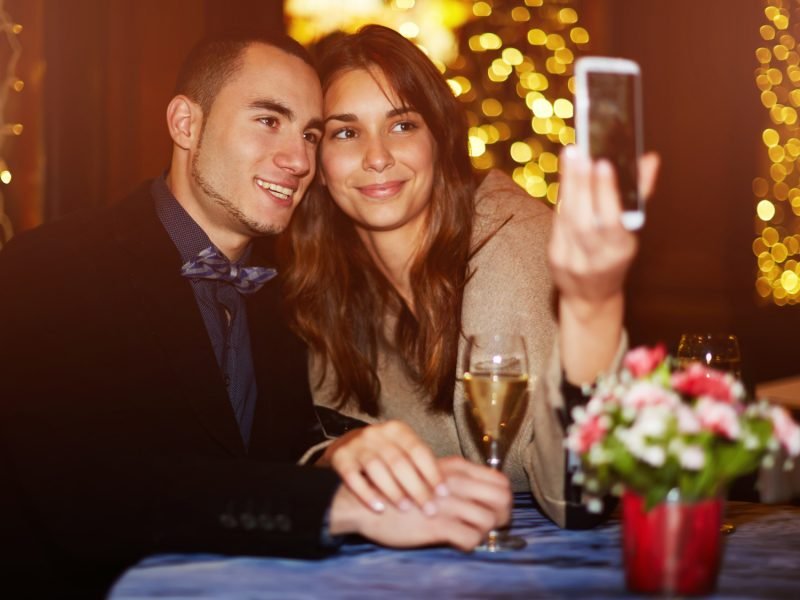 Coppia romantica a cena con il sushi