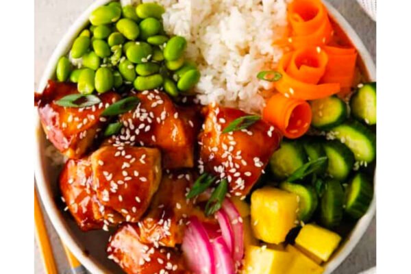 Pokè grande con pollo fritto e verdure